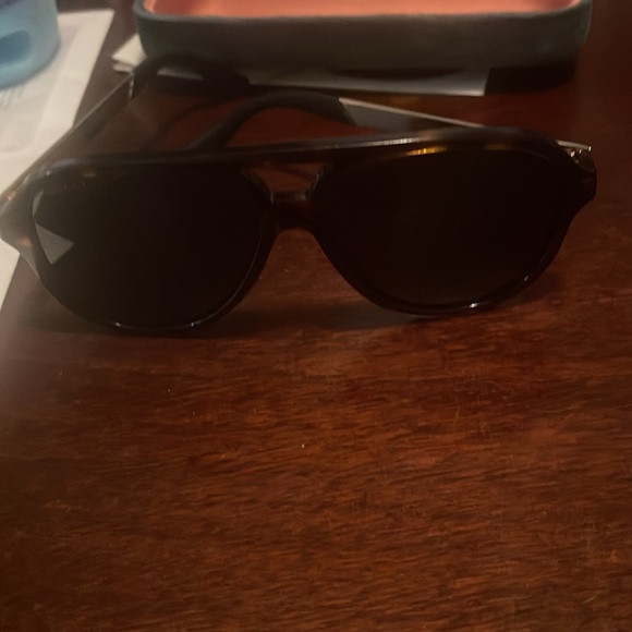 OVERSIZED GUCCI SHADES NO STRATCHES OR DINGS - Picture 4 of 6